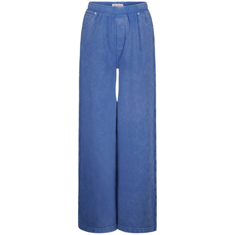 The Roxy Girls' Jump Start Jogger features a relaxed, loose fit in soft cotton-poly fleece with an elastic waistband and two front pockets. Its simple, casual style is displayed against a plain white background.